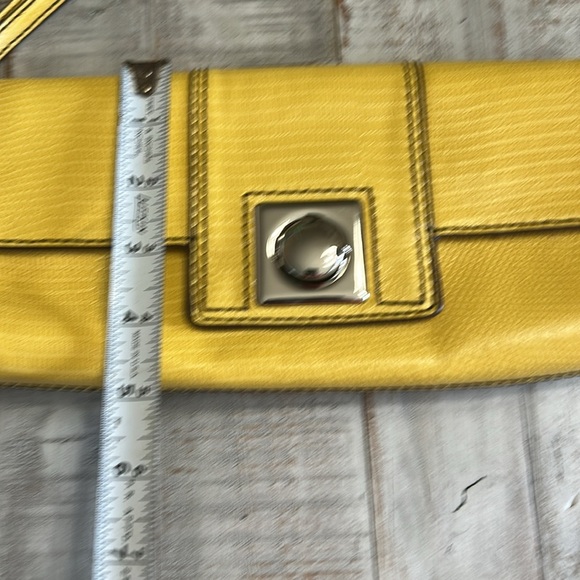 BANANA REPUBLIC NWT YELLOW LEATHER WRISTLET CLUTCH BAG - Picture 11 of 12